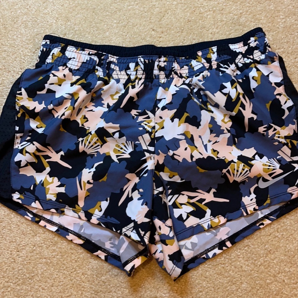 Women’s Nike patterned running shorts small